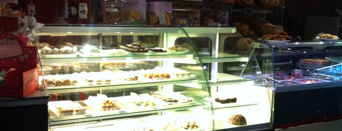 La Perla Bakery is one of Tempat yang Disukai Suzanne E.