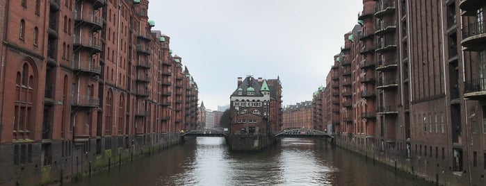 Poggenmühlenbrücke is one of {One day in Hamburg}.