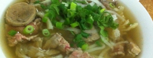 Yen's Vietnamese Restaurant is one of Pho Me Up!.