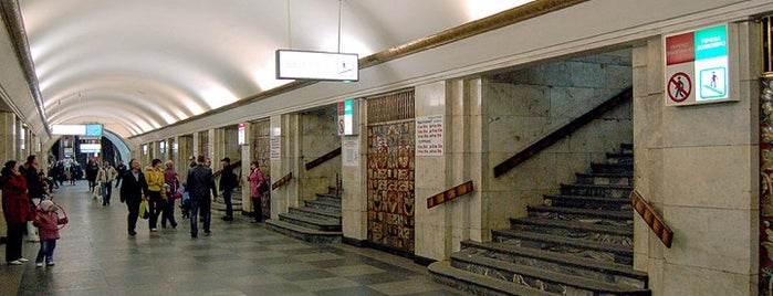 Станція «Хрещатик» is one of Lugares favoritos de 🇺🇦Viktoriia.