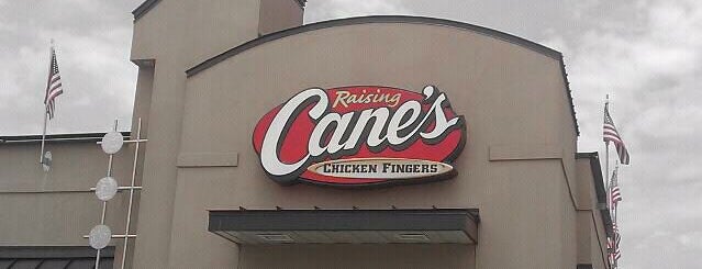 Raising Cane's Chicken Fingers is one of Orte, die Sarah gefallen.