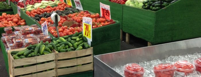 Produce Market 2000 is one of สถานที่ที่ Joyce ถูกใจ.