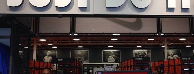 Nike Factory Store is one of Posti salvati di Ryan.