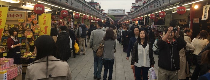 仲見世商店街 is one of Tokyo culture.