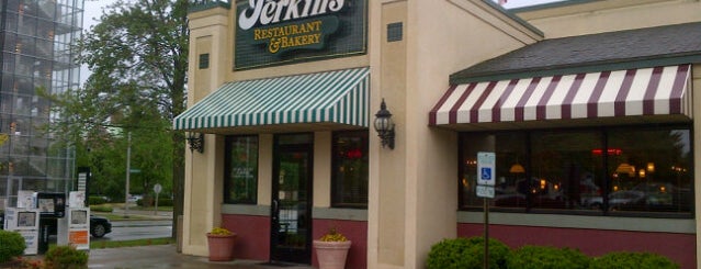 Perkins Family Restaurant and Bakery is one of Tempat yang Disukai Fernando.