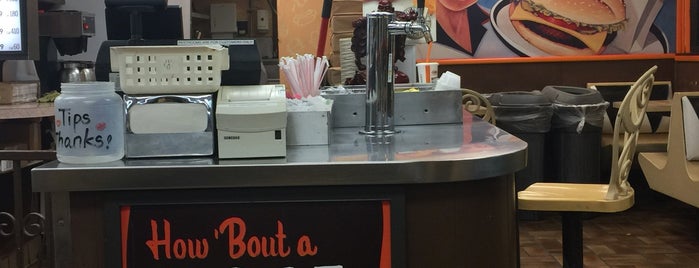 A&W Restaurant is one of Ashleeさんのお気に入りスポット.