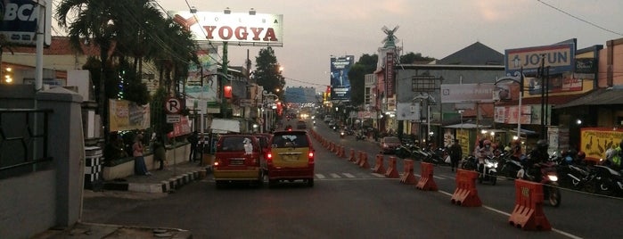 Yogya Dept. Store is one of Pasar Swalayan di Purwakarta.