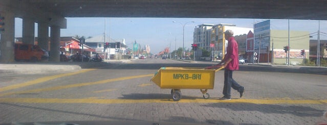 Pasir Hor / Bilal Intersection is one of King Davy's Thrones.