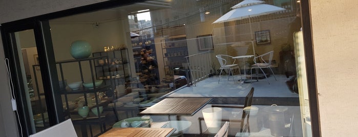 김선미그릇 & CAFE LIYOU is one of 이태원한남.