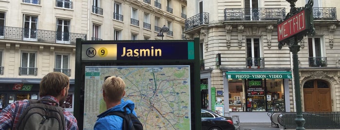 Métro Jasmin [9] is one of Paris Metro.