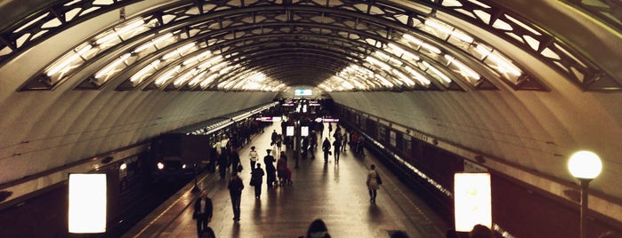 Metro Sadovaya is one of Фиолетовая (5-ая) линия метро (Violet Subway Line).