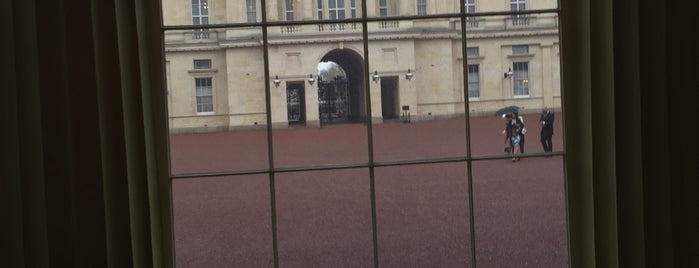 Buckingham Palace is one of Lieux qui ont plu à Stealth.