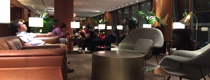 Cathay Pacific First and Business Class Lounge is one of Stealth'ın Beğendiği Mekanlar.