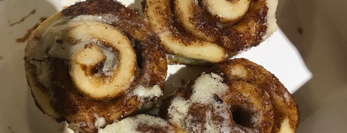 Cinnabon is one of Cayoさんのお気に入りスポット.