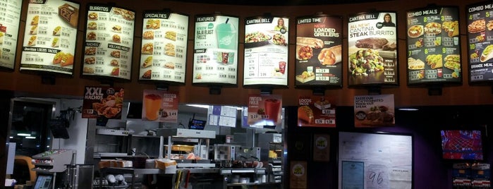 Taco Bell is one of Tempat yang Disukai Ross.