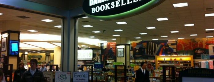 Barnes & Noble is one of Orte, die Omar gefallen.