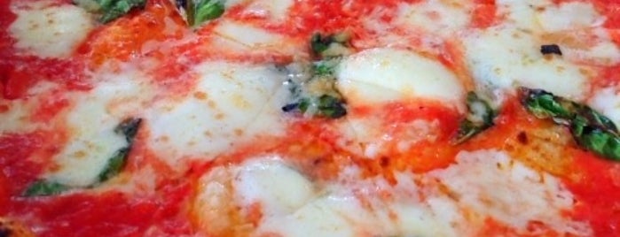 SALVATORE TRATTORIA-PIZZERIA-BAR (トラットリア･ピッツェリア･バール サルヴァトーレ) 中目黒 is one of My Favorite Pizzeria.