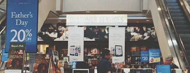 Barnes & Noble is one of Locais curtidos por Xiao.