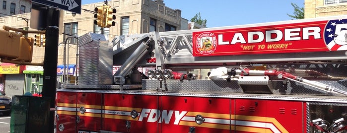 FDNY Engine 71/Ladder 55 is one of Lugares favoritos de Deborah.