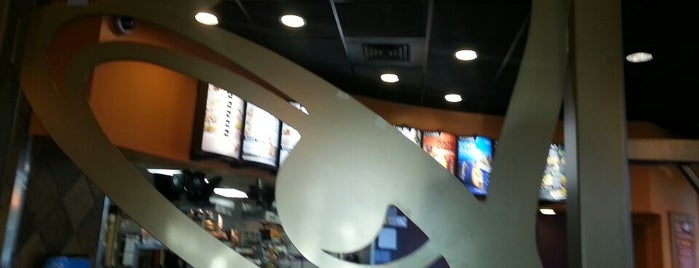 Taco Bell is one of Tempat yang Disukai Kelsey.