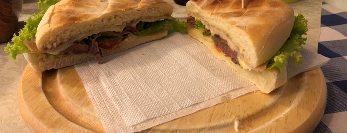 La Famosa Sandwichería is one of Hamburguesas.