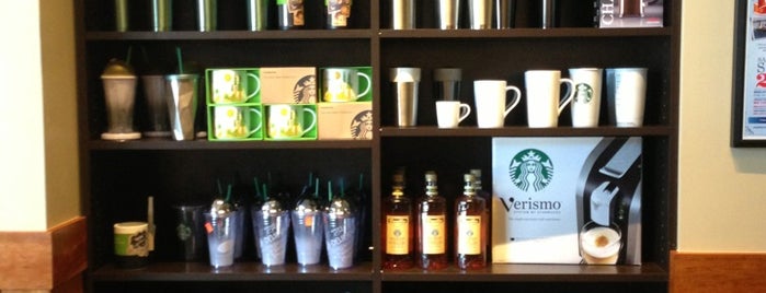 Starbucks is one of Raeさんのお気に入りスポット.
