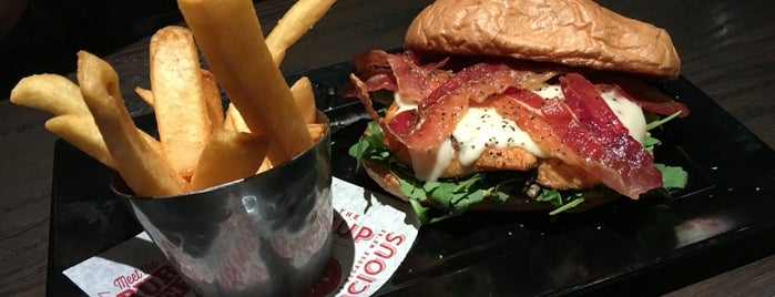 Red Robin Gourmet Burgers and Brews is one of Brandi 님이 좋아한 장소.