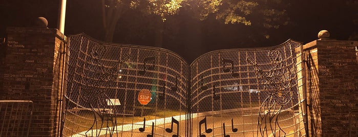 Gates of Graceland is one of Lugares favoritos de Brandi.