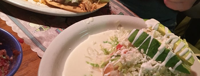 Three Amigos Mexican Grill and Cantina is one of Brandi'nin Beğendiği Mekanlar.