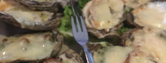 Ocracoke Oyster Company is one of Brandiさんのお気に入りスポット.