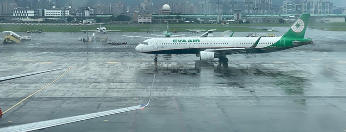 Taipei Songshan Airport Observation Deck is one of สถานที่ที่ Hayo ถูกใจ.