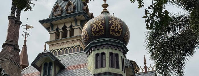 Mystic Manor is one of Kevin : понравившиеся места.