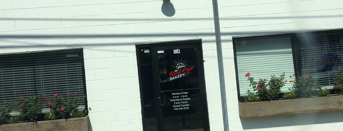 Red Eye Bakery is one of สถานที่ที่ Matthew ถูกใจ.