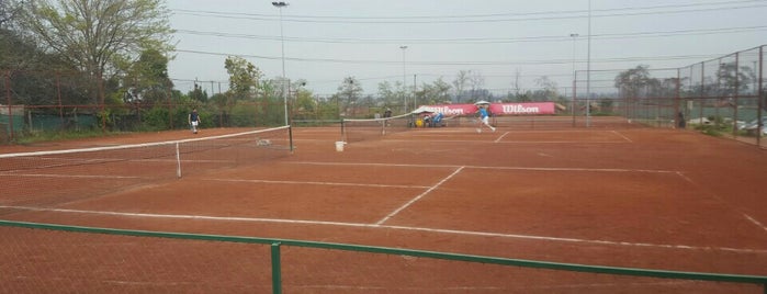 Club De Tenis Lo Cañas is one of lugares favoritos.