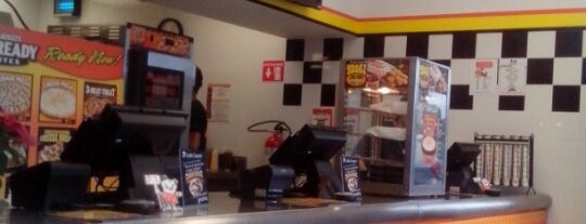 Little Caesars Pizza is one of Lugares favoritos de Carlos.