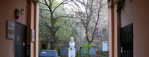 Памятник Автору Эсперанто is one of Одесские Дворики.