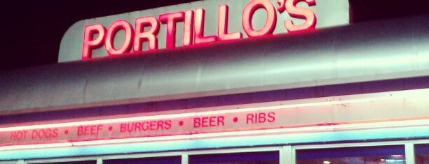 Portillo's is one of Lugares favoritos de Dustin.