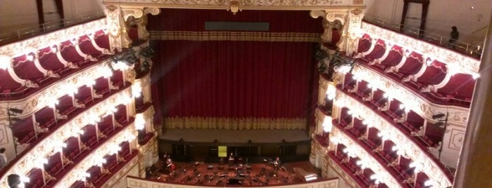 Teatro Petruzzelli is one of Lugares favoritos de Carl.
