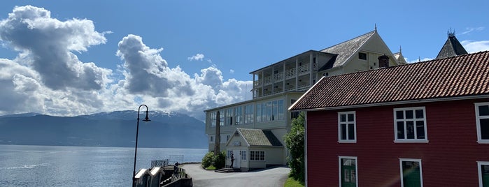 Leikanger Fjord Hotel is one of Lugares favoritos de Klaus.