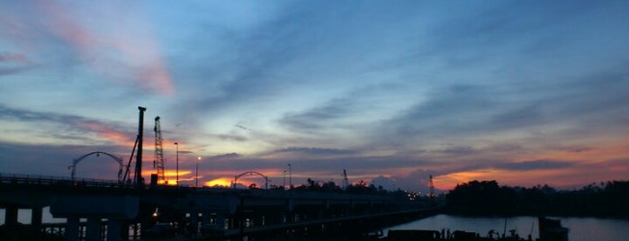 Tesco's Riverside is one of สถานที่ที่ ꌅꁲꉣꂑꌚꁴꁲ꒒ ถูกใจ.