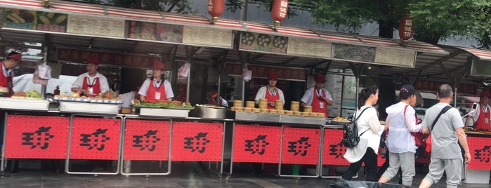 东华门夜市 Dong Hua Men Market is one of China Trip.