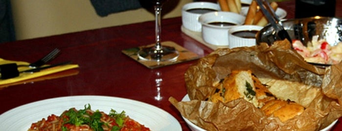 Fia`s Italian Restaurant is one of Lieux sauvegardés par Michelle.