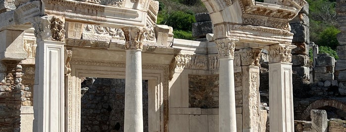 Temple of Hadrian is one of İzmir to Do List.