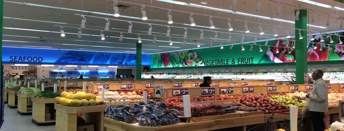 Good Fortune Supermarket is one of Lugares favoritos de Ganesh.