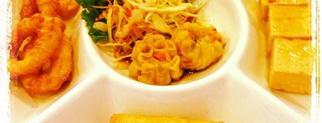 Khao Thai Restaurant is one of Lugares favoritos de Amanda.