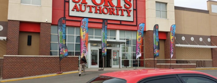 Sports Authority is one of Jodiさんのお気に入りスポット.
