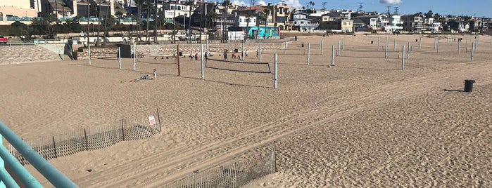 Manhattan Beach Volleyball Courts is one of Posti che sono piaciuti a Valerie.