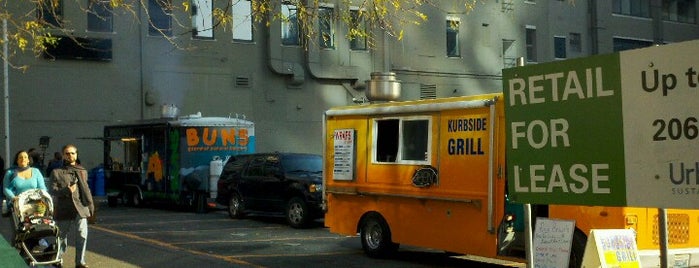 2nd & Pike Food Truck Pod is one of Posti salvati di Zak.