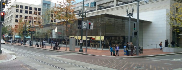 Apple Pioneer Place is one of Portland.