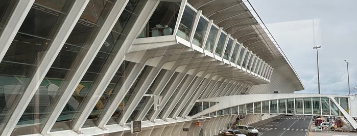 Bilbao Airport (BIO) is one of El norte de España.
